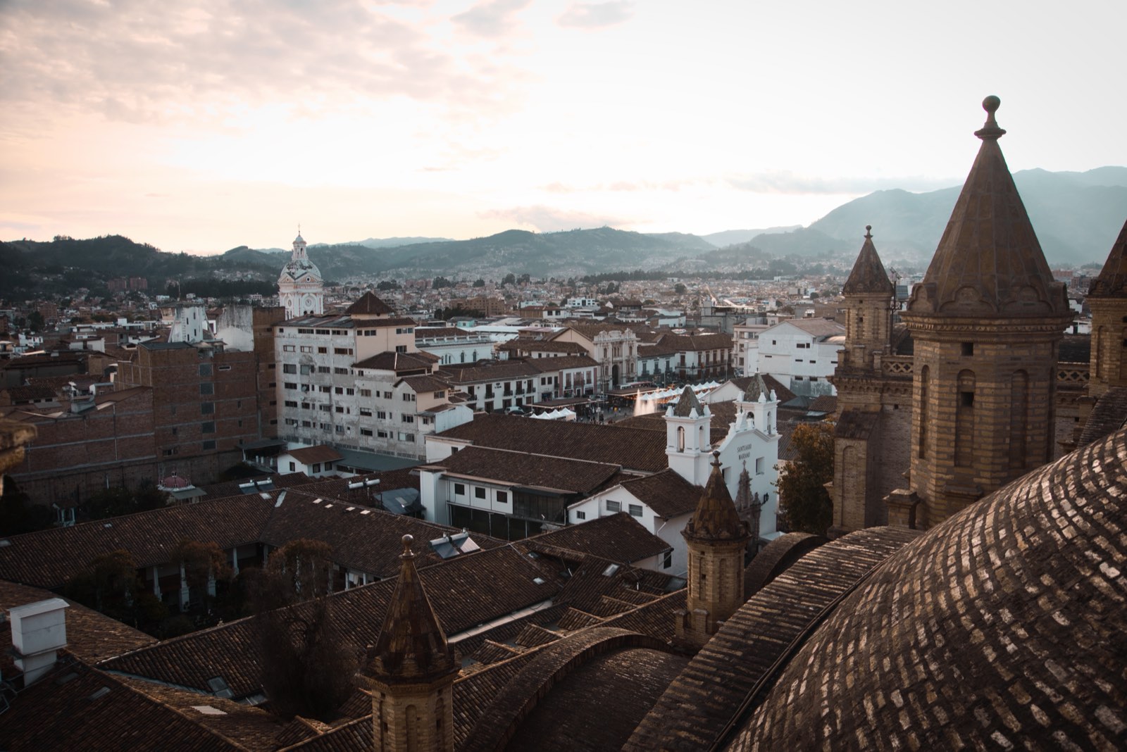 Tejados del Centro Histórico de Cuenca al atardecer, con las cúpulas de la Catedral